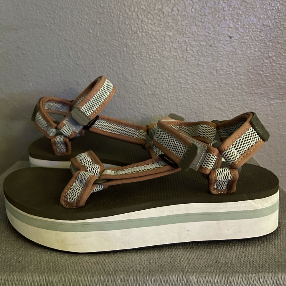 TEVA Flatform Sandals Size 9